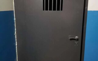 входная дверь в тамбур со смотровым решетчатым окном