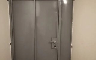 металлическая дверь в тамбур с замком и раздельной ручкой