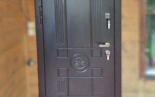металлическая дверь с отделкой МДФ, установленная в частном коттедже
