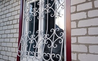 решетка для окна загородного кирпичного дома